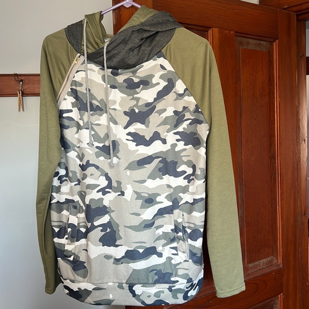 Camo hoodie sweatshirt size M. Has a side zip.